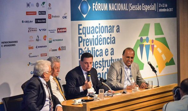 Uma ampla reforma da Previdência, como meio de se salvar os Estados e a própria União do colapso financeiro e fiscal, foi defendida pelo governador Marconi Perillo durante palestra que realizou na abertura do Painel Especial sobre a Crise Financeira Estadual realizado na sexta-feira, na sede do BNDES, no Rio de Janeiro; ao lado do governador anfitrião, Pezão e do economista, Raul Velloso, Marconi iniciou suas explanações tecendo críticas às imposições feitas pelo Congresso Nacional e a União; "Se não fizermos a reforma da Previdência, os Estados vão falir", disse
