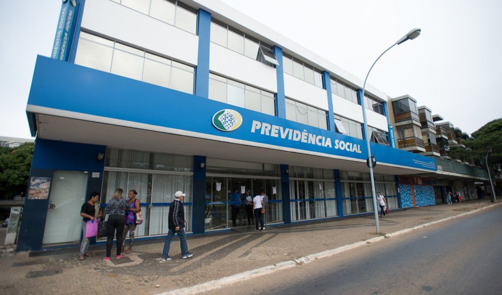 O cientista político e professor Jorge Almeida, da Universidade Federal da Bahia (Ufba), desconfia que o recuo do governo Michel Temer quanto a reforma da Previdência pode ser um balão de ensaio; ele avalia que os protestos registrados anteriormente e a greve geral marcada para o dia 28 devem intensificar a pressão contra o governo; “Essa possibilidade tem a ver com dois fatores vinculados. Um é a rejeição completa da população à Reforma da Previdência. E uma rejeição grande ao governo, que chegou de forma ilegítima e já está isolado, sustentado apenas pelo Congresso sem legitimidade e por grupos empresariais que estão apoiando todas as reformas”