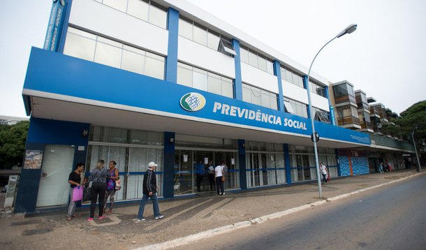 O cientista político e professor Jorge Almeida, da Universidade Federal da Bahia (Ufba), desconfia que o recuo do governo Michel Temer quanto a reforma da Previdência pode ser um balão de ensaio; ele avalia que os protestos registrados anteriormente e a greve geral marcada para o dia 28 devem intensificar a pressão contra o governo; “Essa possibilidade tem a ver com dois fatores vinculados. Um é a rejeição completa da população à Reforma da Previdência. E uma rejeição grande ao governo, que chegou de forma ilegítima e já está isolado, sustentado apenas pelo Congresso sem legitimidade e por grupos empresariais que estão apoiando todas as reformas”