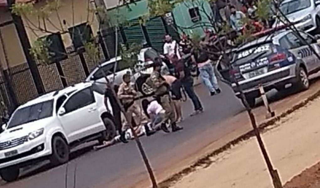 O delegado da Polícia Civil Marivan Souza foi atingido com três tiros disparados por policiais militares na manhã deste sábado em Guaraí; Marivan foi confundido com um criminoso e levou dois tiros na cabeça e um no braço; um dos disparos pegou no rosto e arrancou quase toda a orelha direita, o outro atingiu de raspão a cabeça, mas não atingiu o crânio; militares estariam na cidade investigando o assalto a um carro-forte na BR-153, ocorrido na tarde de sexta-feira, 27