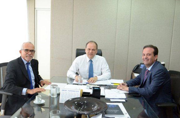 Em busca de recursos para Aracaju, o prefeito Edvaldo Nogueira viajou para Brasília, onde foi recebido pelos ministros Ricardo Barros (Saúde) e Alexandre Baldy (Cidades); “Na audiência com o ministro da Saúde, reivindiquei mais recursos para a Saúde Pública da nossa cidade, notadamente melhoria no financiamento das UPAs”, disse; “Já com o ministro das Cidades, reivindiquei a aprovação do nosso Plano de Mobilidade Urbana, no valor de R$ 130 milhões, recursos que servirão para viabilizar quatro corredores de transportes, construção de novos terminais, instalação de semaforização inteligente. Recebi do ministro a garantia de que ele vai viabilizar a aprovação do projeto”