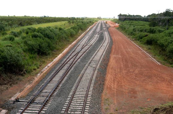 O Ministério da Transparência e Controladoria Geral da União (CGU) aponta indícios de superfaturamento de R$ 108 milhões em obras da ferrovia Norte-Sul, um dos principais corredores ferroviários do país; relatórios indicam irregularidades como pagamentos em duplicidade, preços acima do valor de mercado e até o uso de madeira podre na obra; as irregularidades detectadas pelos fiscais da CGU foram encontradas em dois trechos da ferrovia que, juntos, somam 545 quilômetros e vão da divisa dos Estados de Tocantins e Goiás até a cidade de Anápolis