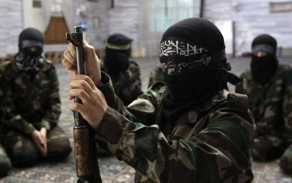 
Militantes que dirigem os treinamentos na base americana em Al-Tanf sob chefia de instrutores dos EUA vendem armas para o Daesh, grupo terrorista proibido na Rússia; a declaração foi feita pelo ex-chefe do serviço de segurança do setor sírio da base, Mohammad Assalam; "O apoio clandestino se expressava através de venda de armas para o Daesh. Quando ficamos sabendo disso, nos dirigimos aos americanos, mas eles começaram apoiando ainda mais o comandante que eles escolheram para nos chefiar [o cabecilha de um grupo oposicionista]", disse Assalam
