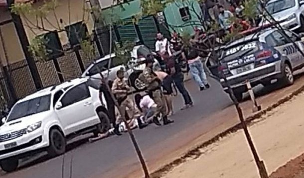 O delegado da Polícia Civil Marivan Souza foi atingido com três tiros disparados por policiais militares na manhã deste sábado em Guaraí; Marivan foi confundido com um criminoso e levou dois tiros na cabeça e um no braço; um dos disparos pegou no rosto e arrancou quase toda a orelha direita, o outro atingiu de raspão a cabeça, mas não atingiu o crânio; militares estariam na cidade investigando o assalto a um carro-forte na BR-153, ocorrido na tarde de sexta-feira, 27