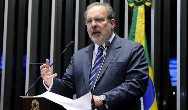 Projetos de revitalização do rio São Francisco, que enfrentam grave escassez de verbas do Orçamento da União, contarão com uma fonte adicional de recursos – os empréstimos do Fundo Constitucional de Financiamento do Nordeste (FNE), que tem orçamento de R$ 26,1 bilhões para este ano; medida está contida em parecer do senador Armando Monteiro (PTB-PE) aprovado pela Comissão de Assuntos Econômicos (CAE) e o projeto de lei poderá ser votado em regime de urgência no plenário do Senado
