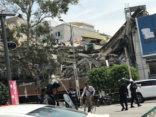 Pelo menos quatro pessoas morreram em um forte terremoto que atingiu o México nesta terça-feira, disseram autoridades locais; duas pessoas morreram no Estado central de Puebla depois que uma escola desabou, segundo Fernando Clemente, um funcionário da proteção civil no Estado; mais duas pessoas morreram no Estado do México, afirmou o governador Alfredo Del Mazo à TV local