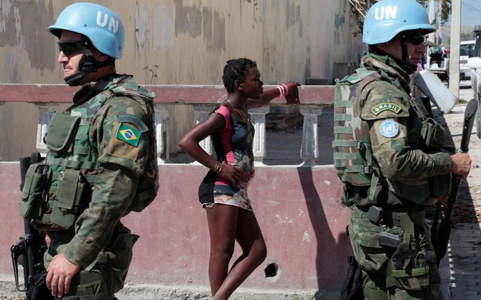 Haitiana Martine Gestimé é a primeira mulher a denunciar ter sido estuprada por um soldado brasileiro que integrava as forças de paz da ONU; estupro teria acontecido em junho de 2007; ela teria sido atraída para o interior da base militar, onde o crime teria acontecido, para ganhar um pacote de biscoitos; em nota, o Ministério da Defesa informou que "conforme se pode comprovar nos registros da Unidade de Conduta e Disciplina da ONU, não houve nenhuma denúncia formal de prática de crimes dessa natureza contra militares brasileiros"