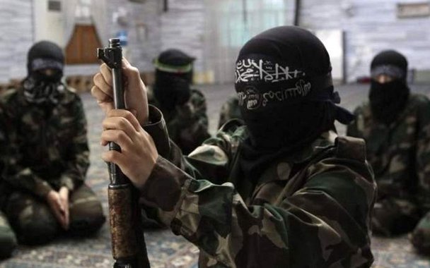 
Militantes que dirigem os treinamentos na base americana em Al-Tanf sob chefia de instrutores dos EUA vendem armas para o Daesh, grupo terrorista proibido na Rússia; a declaração foi feita pelo ex-chefe do serviço de segurança do setor sírio da base, Mohammad Assalam; "O apoio clandestino se expressava através de venda de armas para o Daesh. Quando ficamos sabendo disso, nos dirigimos aos americanos, mas eles começaram apoiando ainda mais o comandante que eles escolheram para nos chefiar [o cabecilha de um grupo oposicionista]", disse Assalam
