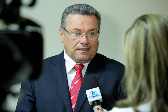 O desembargador Domingos de Araújo Lima Neto, do Tribunal de Justiça de Alagoas, decretou a ilegalidade da greve dos servidores públicos de Maceió; decisão monocrática acolhe os argumentos apresentados pela Prefeitura da capital, que alegou, entre outros pontos, desrespeito à legislação federal; servidores decidiram pela paralisação, por tempo indeterminado, após o prefeito Rui Palmeira (PSDB) anunciar a impossibilidade conceder qualquer reajuste salarial à categoria, que reivindica 6,29%