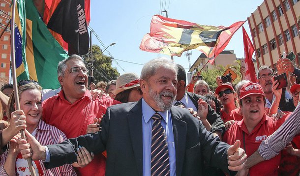 A militância petista e os movimentos sociais já se organizam para ocupar Porto Alegre no dia 24 de janeiro, no julgamento do ex-presidente Luiz Inácio Lula da Silva pelo TRF-4; segundo o blogueiro Esmael Morais, o julgamento poderá ser um tiro pela culatra disparado pelo consórcio jurídico-midiático; "Porto Alegre será ocupada por mais de 100 mil militantes dispostos a defender seu líder — O Brasileiro do Século"