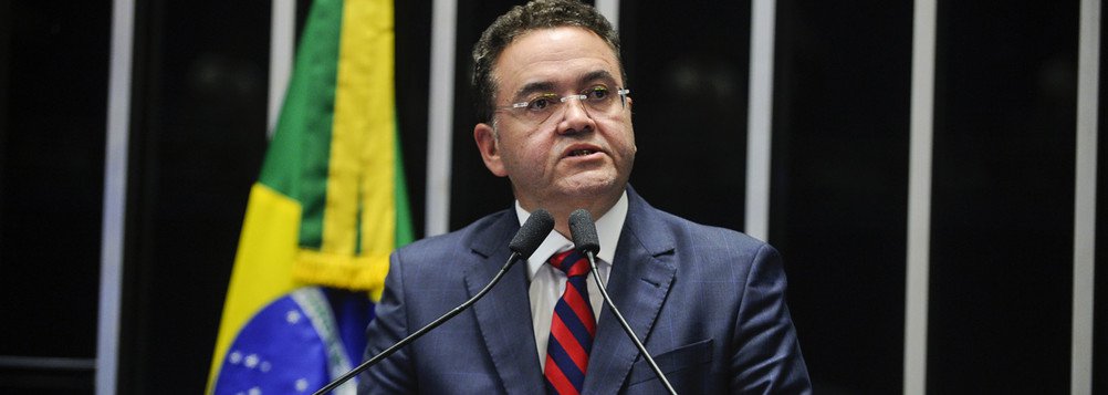 O senador Roberto Rocha (PSB), também conhecido pela alcunha de “Asa de Avião”, após apoiar o golpe contra a ex-presidente Dilma Rousseff e abraçar o golpista Michel Temer (PMDB), agora ensaia abandonar a barca que está afundando; diante do inferno astral do presidente, correu para internet, no sábado (20), para preparar sua despedida do trem descarrilhado peemedebista; entre as mensagens uma chamou atenção quando afirma que a situação do país “passou do limite 1964”