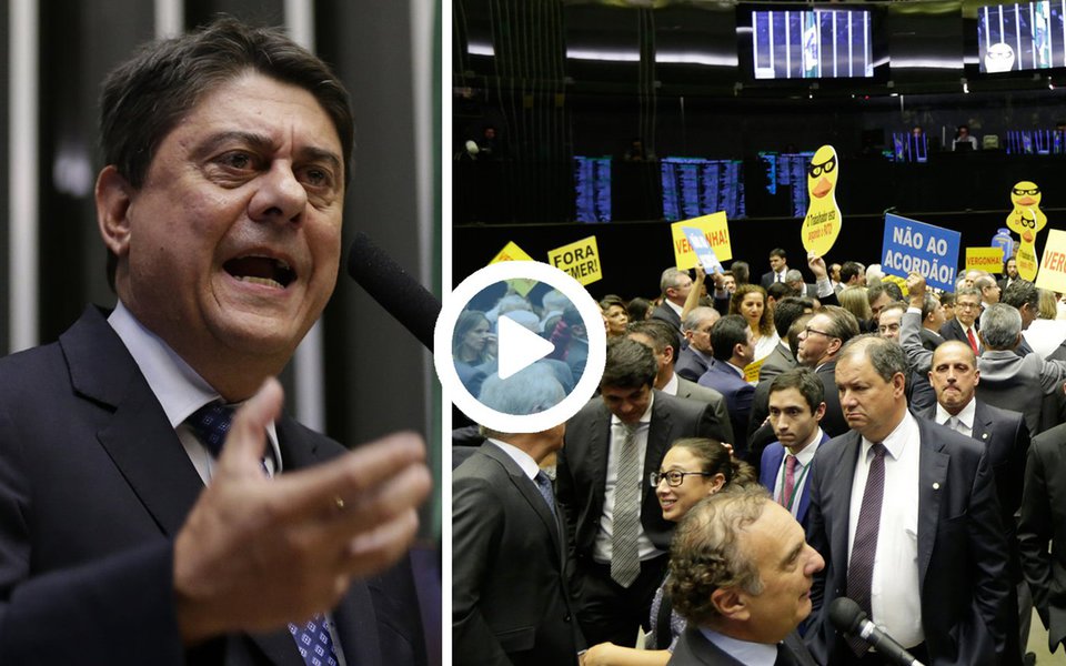 Ao comentar o resultado da sessão que livrou Michel Temer da segunda denúncia oferecida pela PGR contra ele, o deputado federal Wadih Damous (PT-RJ), diz que a Câmara, ao salvar Temer, se tornou cúmplice do peemedebista; "A  maioria da Câmara dos Deputados se tornou cúmplice da roubalheira, do trabalho escravo, da reforma da Previdência, do que há de pior nesse país"; o deputado diz que continuará o enfrentamento contra o governo Temer