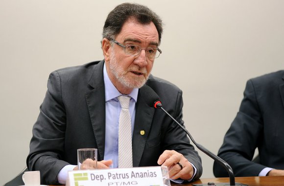 O deputado federal Patrus Ananias (PT-MG), vice-presidente da Frente Nacional em Defesa da Soberania Nacional, afirmou que o resultado das urnas no Chile, em que a esquerda saiu fortalecida e vitoriosa, também pode significar a derrota neoliberal nas eleições de 2018 no Brasil; "As eleições no Chile surpreenderam o mundo, com resultados que vão contra a onda conservadora que têm se instalado em diversos países"; candidato Alejandro Guillier, de centro-esquerda, que obteve 22%, pode unir todos os votos contra Piñera e vencer as eleições - segundo turno será no próximo dia 17
 