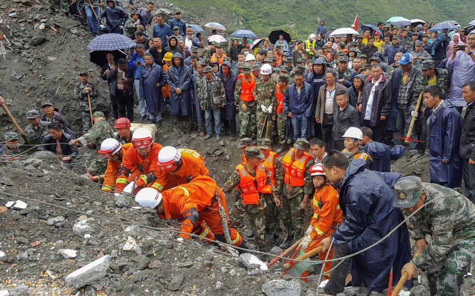 Um deslizamento de terra ocorrido neste sábado, na província de Sichuan, no sudoeste da China, provocou o desabamento de dezenas de casas e deixou pelo menos 120 desaparecidos; autoridades do condado de Maoxian comunicaram que o incidente ocorreu depois que a parte alta de uma montanha caiu sobre a aldeia de Xinmo, por volta das 6h, horário local, ; pelo menos 62 casas ficaram soterradas, e dois quilômetros do curso de um rio e 1,6 mil metros de uma estrada ficaram sob as rochas