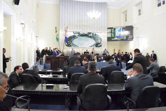 O governo de Alagoas encaminhou à Assembleia Legislativa de Alagoas (ALE) Projeto de Lei que visa autorizar o Executivo a contratar operação de crédito com o Banco do Brasil para executar um programa para melhoria da infraestrutura rodoviária do estado; na mensagem, o Executivo diz que pretende viabilizar, por meio de operação de crédito, o Programa de Investimentos Conecta Alagoas; a operação contratada seria de R$ 620 milhões