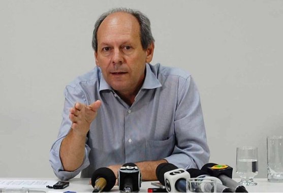 Ao lançar sua pré-candidatura ao governo do Tocantins pelo PR, o prefeito de Araguaína, Ronaldo Dimas, disse que não poderia “fechar os olhos para o que está ocorrendo no Estado”. “Temos condições de resgatar os sonhos lá de trás, de desenvolvimento”, afirmou; o pré-candidato defendeu uma inversão da execução orçamentária. “Nós temos primeiro que tirar os recursos do investimento e o resto tem que se adequar, não dá para o Estado se resumir à função de pagador de salários de servidores”