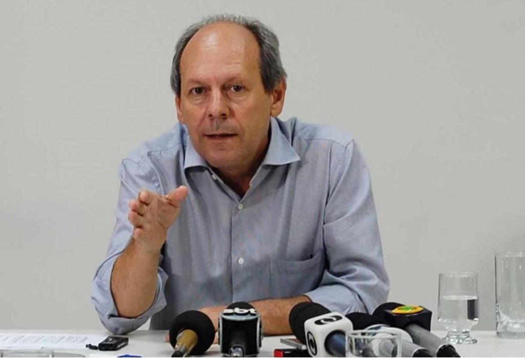 Ao lançar sua pré-candidatura ao governo do Tocantins pelo PR, o prefeito de Araguaína, Ronaldo Dimas, disse que não poderia “fechar os olhos para o que está ocorrendo no Estado”. “Temos condições de resgatar os sonhos lá de trás, de desenvolvimento”, afirmou; o pré-candidato defendeu uma inversão da execução orçamentária. “Nós temos primeiro que tirar os recursos do investimento e o resto tem que se adequar, não dá para o Estado se resumir à função de pagador de salários de servidores”