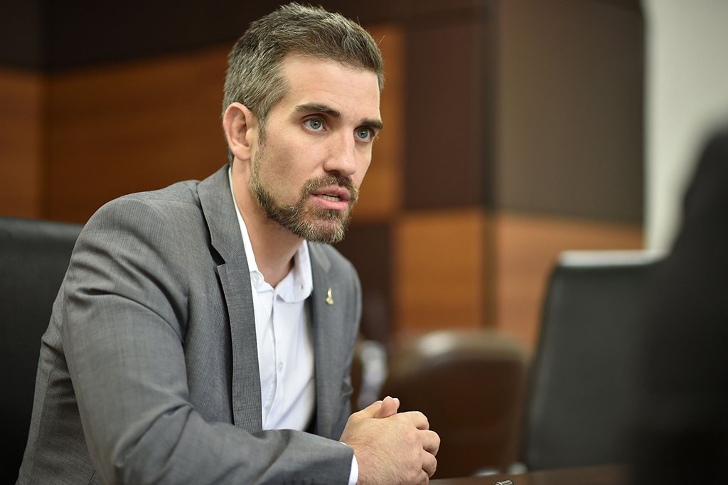 A Secretaria de Saúde do Distrito Federal, comandada por Humberto Fonseca, informou que, apenas este ano, recomendou a demissão de 30 servidores por falta injustificada e/ou uso de atestado falso; a lista foi para a mesa do governador Rodrigo Rollemberg, que não tem prazo dar uma posição; desde janeiro, o chefe do executivo local determinou a demissão de oito servidores – seis deles justamente por inassiduidade no trabalho; foi feita uma sindicância interna, dando direito de defesa aos profissionais