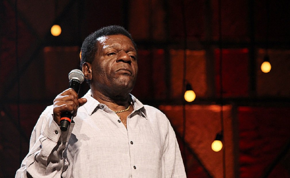 Morreu nesta sexta-feira, aos 70 anos, o sambista Almir Guineto, fundador do grupo Fundo de Quintal. Guineto estava internado desde março, com pneumonia, no Hospital Universitário Clementino Fraga Filho, no Rio; nascido e criado no morro do Salgueiro, na Tijuca, zona norte do Rio, teve contato direto com o samba desde a infância, já que havia vários músicos na família. Seu pai era violonista e integrava o grupo Fina Flor do Samba