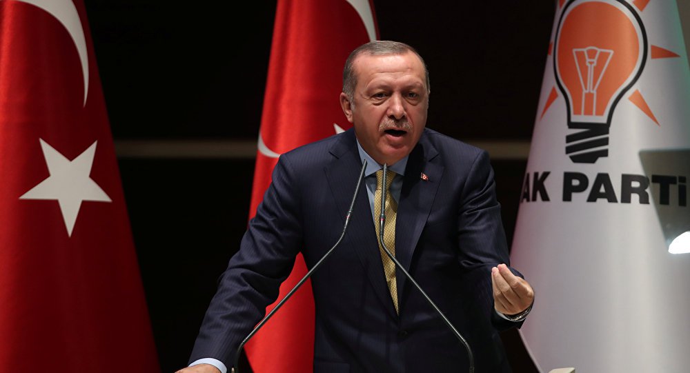 A Turquia pretende continuar realizando operações para eliminar terroristas no Iraque e na Síria, disse o presidente do país, Recep Tayyip Erdogan; "Vamos destruir todas as bases terroristas descobertas no Iraque e na Síria", diz Erdogan