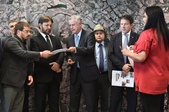 O governador de Brasília, Rodrigo Rollemberg, entregou à Câmara Legislativa três projetos de lei que criam mais mecanismos para organização do território do Distrito Federal; de acordo com o chefe do executivo, as proposições devem melhorar a dinâmica da construção civil no Distrito Federal; um dos projetos estabelece, por exemplo, a quantidade de pavimentos em determinada região, especifica largura de calçadas e ainda traz quais elementos os responsáveis técnicos devem obedecer para manter a obra em segurança