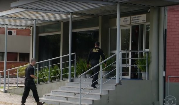 Ao anunciar a batida da Operação "Torre de Marfim" na manhã o dia 7/11 em seus veículos, novamente a empresa comete um gravíssimo "engano"; apresentador divulga o valor total de verbas repassadas aos projetos de pesquisa da UFSC num período de sete anos – R$ 500 milhões -, como se fosse o valor sob suspeita de desvio, que sequer foi apurado ainda; parece que a lição de irresponsabilidade da grande mídia na cobertura da "Operação Ouvidos Moucos", que ajudou a enterrar o reitor da UFSC, Luiz Carlos Cancellier, não ensinou nada à rede Globo; texto de Raquel Wandelli, do Jornalistas Livres 