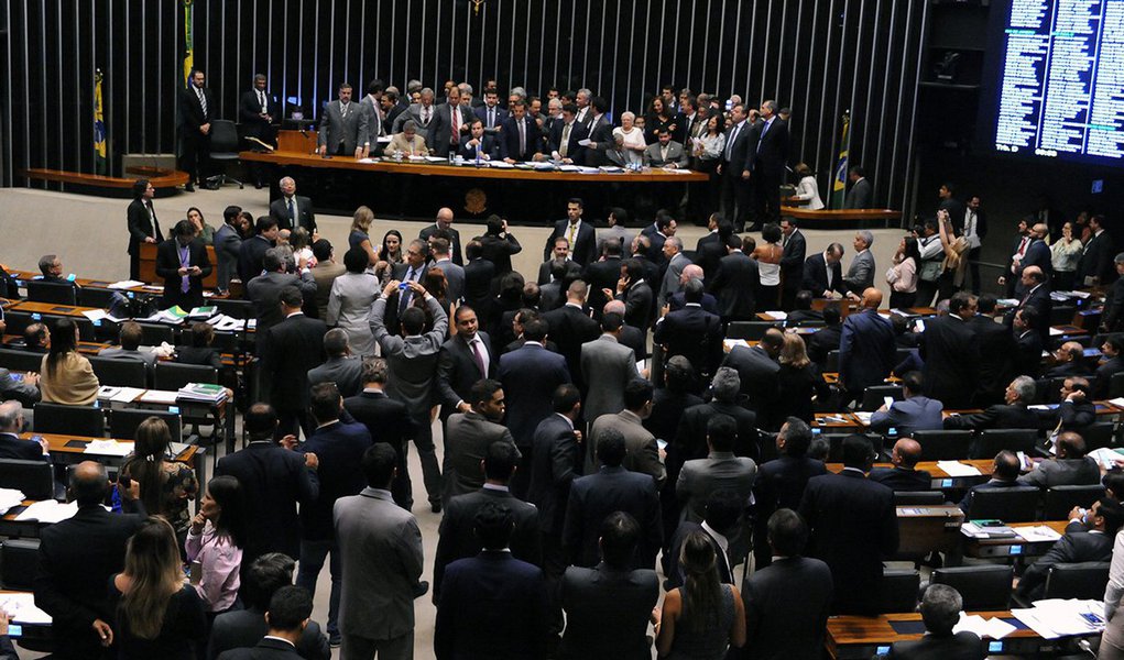 Levantamento feito por meios de comunicação mostra que os indecisos são maioria entre os deputados federais maranhenses sobre qual posição tomar com relação a Reforma da Previdência; entre os 18 parlamentares, apenas Cleber Verde (PRB) aparece como convicto solitário na defesa da aprovação da proposta