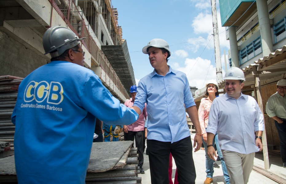 O governador Camilo Santana (PT) e o prefeito Roberto Cláudio (PDT) visitaram nesta segunda (4) as obras do segundo complexo do Instituto Doutor José Frota (IJF2). Com custo total de 74 milhões, parte da nova estrutura deverá ser entregue em 2018. "Serão 120 leitos novos sendo abertos no meio do ano. Vamos assegurar mais atendimento e investimentos para os fortalezenses", garante RC. "Apoiamos a iniciativa e continuaremos lançando ações de saúde para Fortaleza, tudo para melhorar a qualidade de vida de quem vive na Capital", destaca Camilo