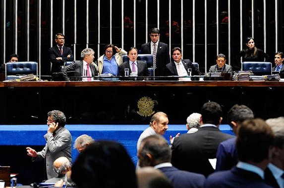 A guerra política envolvendo o Tribunal de Contas dos Municípios do Ceará iniciou uma nova etapa. Em luta para manter o órgão e atender um aliado, o senador Eunício Oliveira (PMDB-CE), autor da PEC 2/2017, que altera a Constituição Federal para manter os Tribunais de Contas, conseguiu aprovar a proposta em primeira votação. Na Assembleia Legislativa do Ceará, instância decisória, até o momento, para decidir sobre o tema, o deputado Heitor Ferrer protocolou, duas novas propostas para tentar extinguir o órgão
 