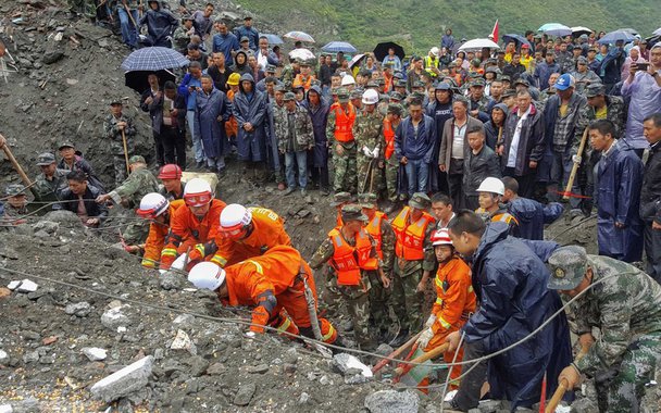 Um deslizamento de terra ocorrido neste sábado, na província de Sichuan, no sudoeste da China, provocou o desabamento de dezenas de casas e deixou pelo menos 120 desaparecidos; autoridades do condado de Maoxian comunicaram que o incidente ocorreu depois que a parte alta de uma montanha caiu sobre a aldeia de Xinmo, por volta das 6h, horário local, ; pelo menos 62 casas ficaram soterradas, e dois quilômetros do curso de um rio e 1,6 mil metros de uma estrada ficaram sob as rochas