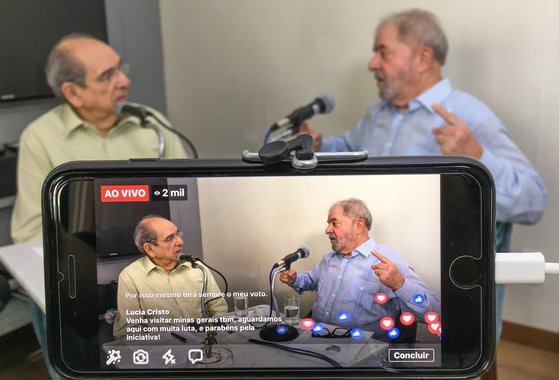 Em entrevista nesta manhã ao jornalista Mario Kertész, da rádio Metrópole de Salvador, o ex-presidente Lula afirma que o objetivo de sua eventual condenação em segunda instância é concluir o golpe, iniciado em 2016 com a derrubada da presidente Dilma Rousseff; "Deram um golpe, colocaram o Temer e o Brasil afundou", disse Lula; "Não fizeram isso para o Lula voltar e eles sabem que eu sei como consertar esse país"; Lula prometeu retomar investimentos para a roda econômica voltar a girar; na entrevista, ele também criticou a força-tarefa curitibana e disse que eles se tornaram escravos da Rede Globo
 