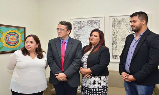 A pedido da deputada estadual Eliane Pinheiro (PMN), o governador Marconi Perillo (PSDB) anunciou nesta quinta-feira a ampliação do número de bolsas para alunos do Instituto Basileu França; bolsa garante repasse de R$ 800 por mês e, até aqui, atendia apenas músicos da Orquestra Sinfônica Jovem; a partir de agora, serão contemplados também alunos de outras categorias de arte (como dança, circo, teatro); hoje o Estado custeia 100 bolsas com recursos oriundos do Fundo Protege e o número passar a ser de 230