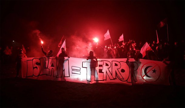 Ato em celebração ao Dia da Independência, neste sábado 11, atraiu cerca de 60 mil pessoas; manifestantes de extrema-direita estavam em grupos menores, que levavam cartazes com frases xenófobas como "Europa dos brancos"; "Rezando por um holocausto muçulmano"; "sangue limpo" e "Polônia pura, Polônia branca"