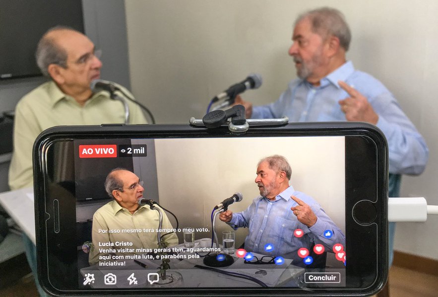 Em entrevista nesta manhã ao jornalista Mario Kertész, da rádio Metrópole de Salvador, o ex-presidente Lula afirma que o objetivo de sua eventual condenação em segunda instância é concluir o golpe, iniciado em 2016 com a derrubada da presidente Dilma Rousseff; "Deram um golpe, colocaram o Temer e o Brasil afundou", disse Lula; "Não fizeram isso para o Lula voltar e eles sabem que eu sei como consertar esse país"; Lula prometeu retomar investimentos para a roda econômica voltar a girar; na entrevista, ele também criticou a força-tarefa curitibana e disse que eles se tornaram escravos da Rede Globo
 