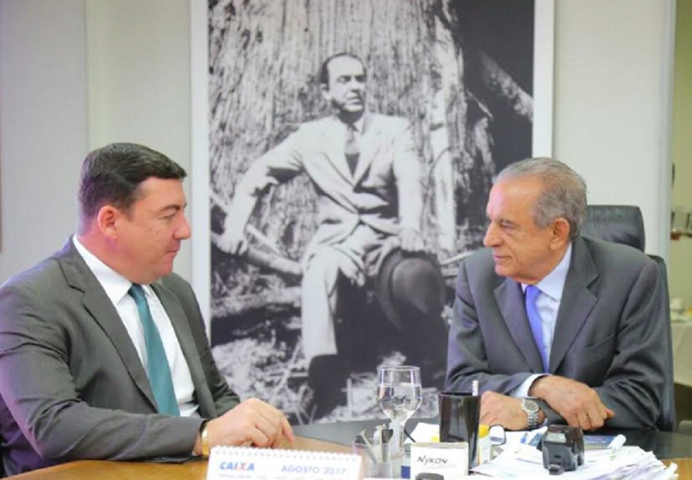 Governador interino de Goiás, José Vitti (PSDB) reuniu-se nesta terça-feira (12) com o prefeito Iris Rezende (PMDB) no Paço Municipal; os discutiram questões ligadas ao desenvolvimento de Goiânia, projetos em apreciação na Assembleia Legislativa de Goiás (Alego), como o ICMS de Gestão, que pretende redistribuir o tributo de acordo com a economia dos municípios, a crise hídrica e a retomada das obras da nova sede da Assembleia Legislativa