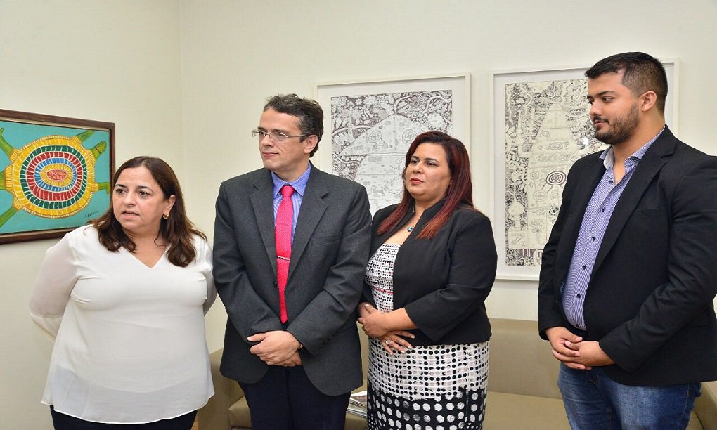 A pedido da deputada estadual Eliane Pinheiro (PMN), o governador Marconi Perillo (PSDB) anunciou nesta quinta-feira a ampliação do número de bolsas para alunos do Instituto Basileu França; bolsa garante repasse de R$ 800 por mês e, até aqui, atendia apenas músicos da Orquestra Sinfônica Jovem; a partir de agora, serão contemplados também alunos de outras categorias de arte (como dança, circo, teatro); hoje o Estado custeia 100 bolsas com recursos oriundos do Fundo Protege e o número passar a ser de 230