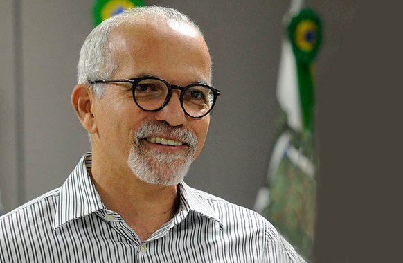 O prefeito Edvaldo Nogueira enviará à Câmara de Vereadores de Aracaju, nos próximos dias, projeto de lei que institui cotas para negros em concursos públicos na rede pública municipal; a iniciativa, que já vinha sendo discutida entre o prefeito e o seu líder no Legislativo, vereador Antônio Bittencourt, será agora colocada para a análise de todos os parlamentares municipais; “A criação das cotas é uma demanda da sociedade, é mais uma forma de se fazer justiça social e se combater as enormes desigualdades ainda existentes em nosso país, onde 54% dos cidadãos são negros. É também um mecanismo mais democrático de acesso ao serviço público”, afirmou Edvaldo