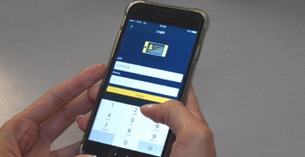 O Departamento Estadual de Trânsito de Goiás (Detran-GO) contabiliza mais de 51 mil downloads do aplicativo que disponibiliza a Carteira Nacional de Habilitação Eletrônica (CNH-e), popularmente conhecida como CNH Digital, menos de um mês após o lançamento da ferramenta; por enquanto, o documento virtual está disponível apenas para motoristas de Goiás; a CNH Digital foi lançada no dia 10 de outubro; previsão do governo federal é de que o documento virtual seja oferecido em todo os estados até fevereiro de 2018