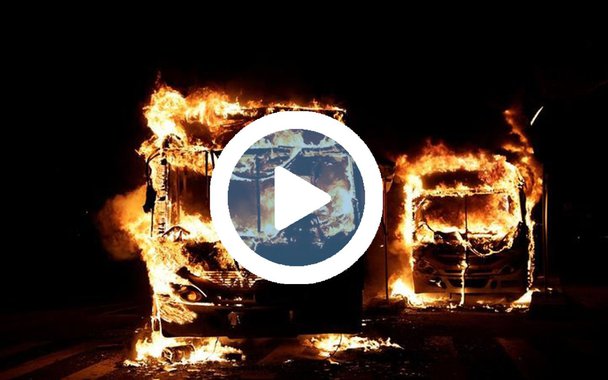 Manifestantes e policiais entraram em confronto no centro do Rio de Janeiro, nesta sexta-feira, e pelo menos 8 ônibus foram incendiados durante protestos contra as reformas estruturais e os governos local e federal na capital fluminense; ônibus queimados permanecem na Lapa na manhã deste sábado