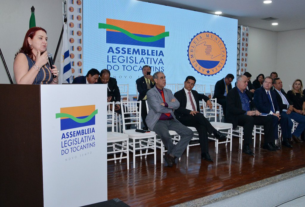 A inclusão dos municípios na decisão sobre o destino do empréstimo de R$ 453 milhões pleiteado pelo governo estadual foi comemorada no auditório da Assembleia Legislativa; para uma plateia de prefeitos e deputados, o secretário de Planejamento, David Torres, que no ato representou o governador Marcelo Miranda (PMDB), explicou procedimentos; de acordo com informações da AL-TO, cada uma das 139 cidades receberá R$ 1.02 milhão para obras