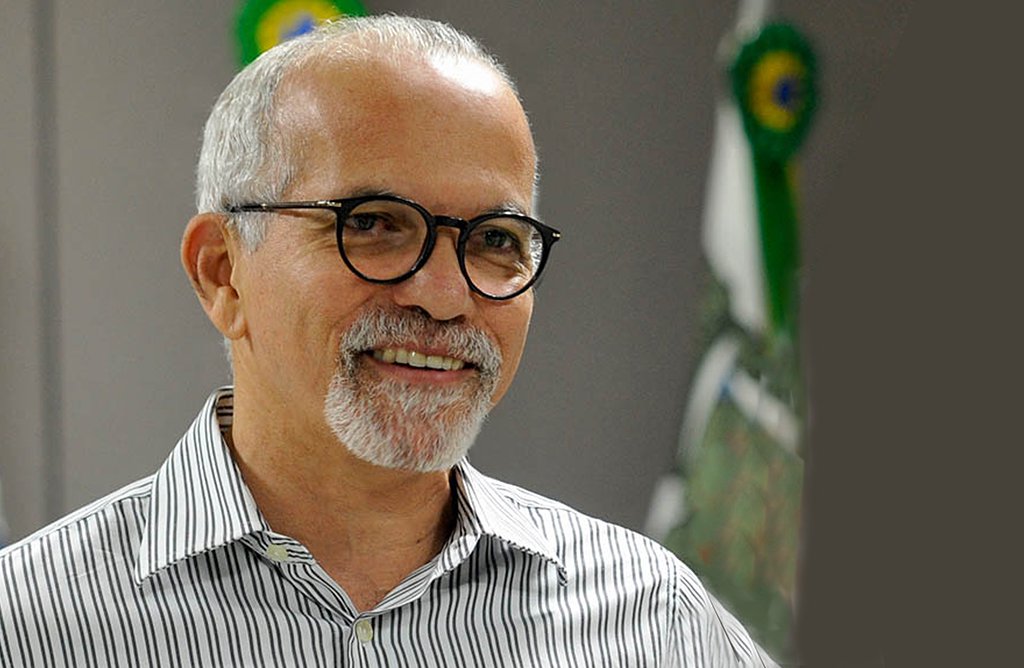 O prefeito Edvaldo Nogueira enviará à Câmara de Vereadores de Aracaju, nos próximos dias, projeto de lei que institui cotas para negros em concursos públicos na rede pública municipal; a iniciativa, que já vinha sendo discutida entre o prefeito e o seu líder no Legislativo, vereador Antônio Bittencourt, será agora colocada para a análise de todos os parlamentares municipais; “A criação das cotas é uma demanda da sociedade, é mais uma forma de se fazer justiça social e se combater as enormes desigualdades ainda existentes em nosso país, onde 54% dos cidadãos são negros. É também um mecanismo mais democrático de acesso ao serviço público”, afirmou Edvaldo