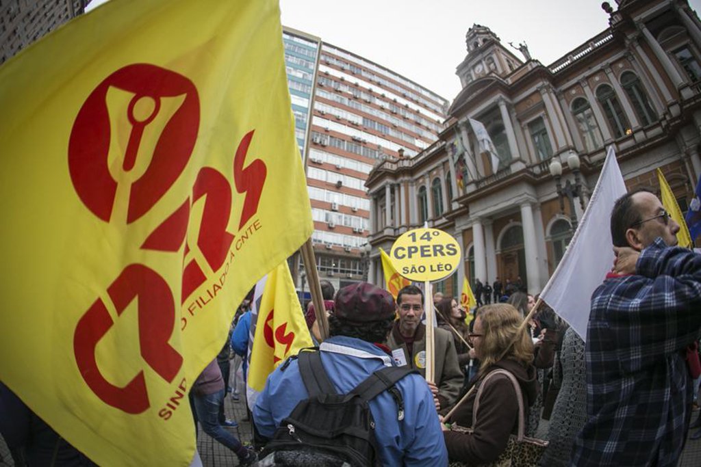 O Centro dos Professores do Estado do Rio Grande do Sul (Cpers) realiza nos próximos dias 27 e 28 de junho eleições para definir sua nova direção estadual e as direções dos 42 núcleos regionais da entidade para os próximos três anos; de acordo com a comissão eleitoral do sindicato, são 82.923 professores e funcionários, ativos e inativos, sócios aptos a votar para definir se reelegem a atual gestão ou optam por uma das três chapas de oposição; veja as principais pautas de cada candidato (a) à presidência do sindicato