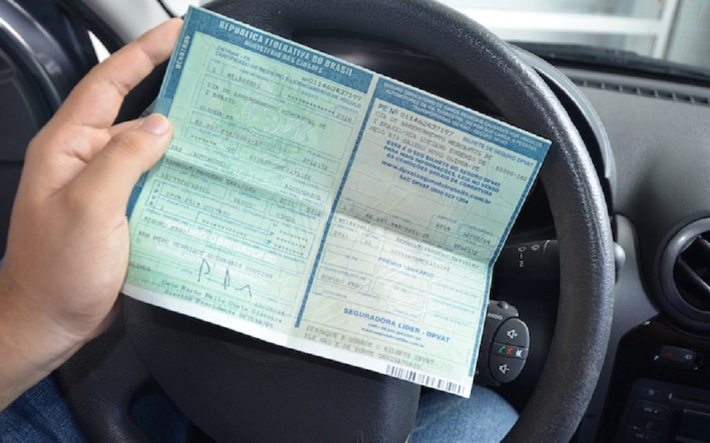 Detran Goiás alerta os proprietários de veículos e passeio 1.0 ou de motocicletas de até 125 cilindradas que não tiveram multas, não se envolveram em acidentes no último ano e estão inscritos no programa Nota Fiscal Goiana podem economizar até 60% no pagamento do IPVA de 2017; benefício é possível em razão da legislação estadual, que também prevê isenção total de IPVA a vários casos, como o de veículos pertencentes a deficientes físicos ou que sejam registrados como táxis, mototáxis, ônibus ou micro­ônibus de turismo
