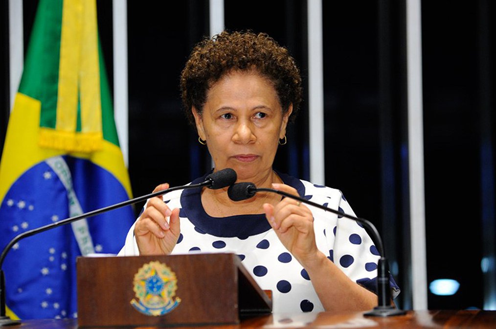 A senadora Regina Sousa (PT-PI) lamentou em Plenário os vetos da Presidência da República à Lei de Diretrizes Orçamentárias; de acordo com a parlamentar, os vetos mostram que decisão de congelar os gastos públicos por 20 anos prejudica áreas como a educação e a saúde (EC 95); os partidos de esquerda se posicionaram contra a medida; "A gente dizia que, com a PEC do Teto dos gastos, saúde e educação iriam ter problemas, que iria diminuir o financiamento. Diziam que não, mas o veto mostra que sim"