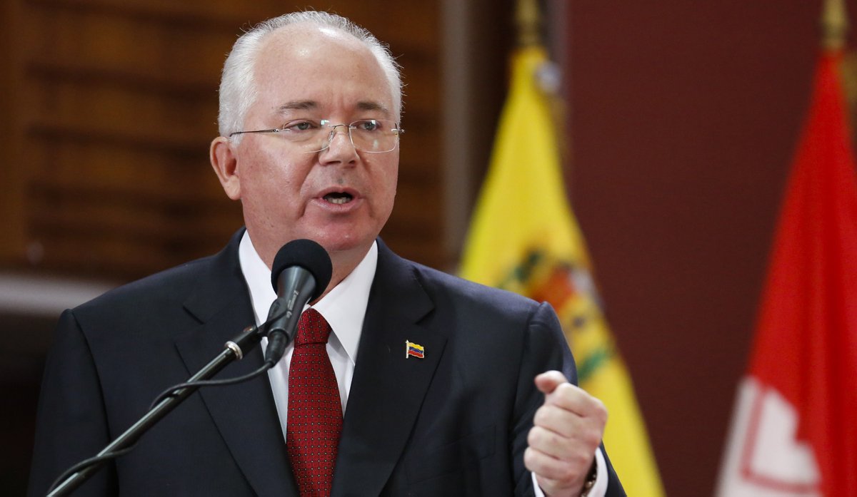 O embaixador da Venezuela na ONU, Rafael Ramírez, anunciou nesta terça-feira que apresentou sua renúncia ao cargo, após um pedido do presidente Nicolás Maduro; a renúncia foi comunicada pelo próprio Ramírez em sua conta no Twitter e confirmada por fontes da missão venezuelana na ONU; na carta, Ramírez menciona uma conversa com Arreaza em data não especificada e diz que renuncia como embaixador na ONU cumprindo com a "instrução" recebida de Maduro para que deixe de representar a Venezuela nas Nações Unidas