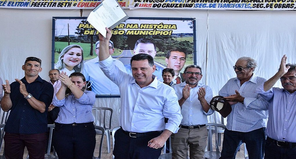 O governador Marconi Perillo afirma, na edição desta segunda-feira do jornal Folha de S.Paulo, que "o Brasil precisa de paz e não de incendiários", em referência a declarações feitas pelo ex-presidente Luiz Inácio Lula da Silva em viagem ao Nordeste, na semana passada; "O coração de Lula está cheio de ódio, e isso só leva à intolerância e à amnésia. O que precisamos, mais do que nunca, é trabalhar muito pela retomada do crescimento do Brasil", afirma o governador