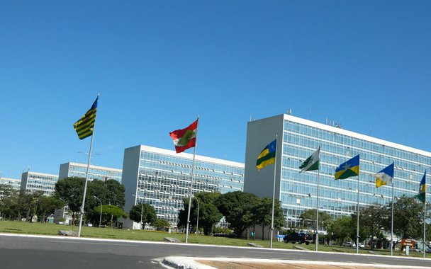 Ministério do Trabalho avalia a liberação de R$ 1 bilhão liberar para os sindicatos em valores recolhidos nos últimos anos, mas que não foram distribuídos às entidades; contribuições foram retidas pelo governo em razão de erros no preenchimento das guias pelas empresas entre 2008 a 2015; desde então, os valores permanecem intocáveis. Quando não for possível identificar a quem pertence o recurso, a proposta é dividir o valor entre todas as entidades
