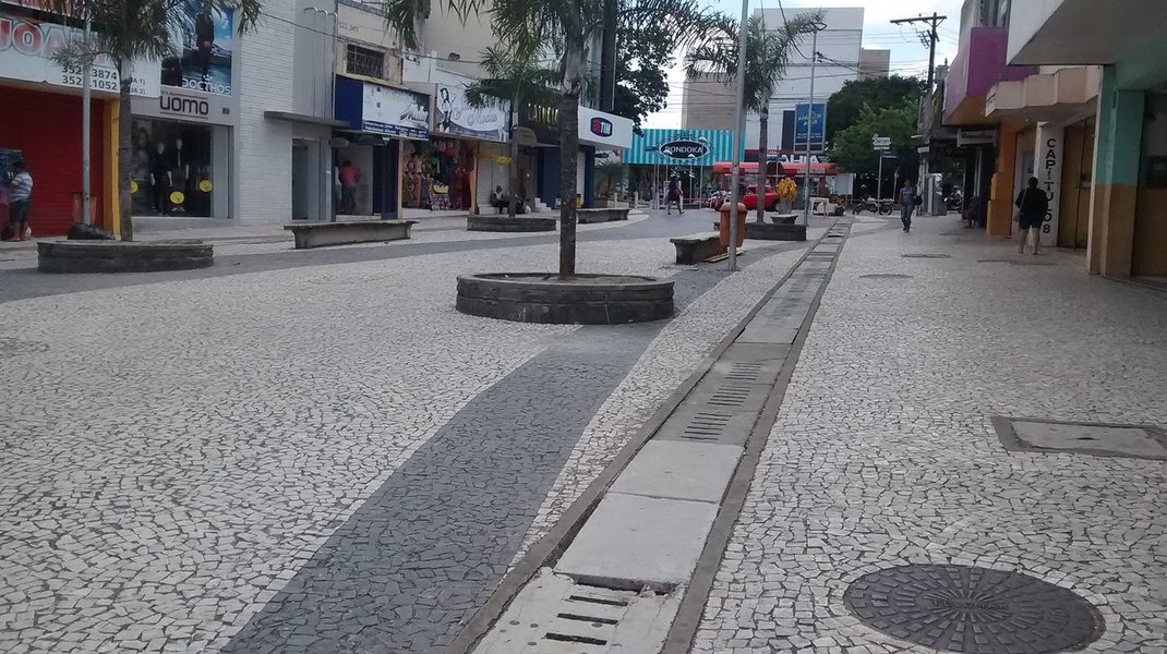 Prefeitos e secretários de diversos municípios alagoanos estiveram reunidos para discutir medidas que possam fortalecer o comércio local; objetivo do encontro foi aproximar empresariado e gestores municipais, colocando em pauta políticas favoráveis à área