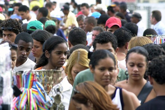 Dados atualizados do IBGE revelam que o Brasil tem 207 milhões de habitantes, dos quais 15.344.447 residem na Bahia, mantendo o estado como o 4º mais populoso do Brasil, sendo menor somente que São Paulo (45,1 milhões), Minas Gerais (21,1 milhões) e Rio de Janeiro (16,7 milhões); Salvador se mantém como o 4º maior município do País, com população estimada de aproximadamente 2,95 milhões de habitantes, atrás apenas de São Paulo, Rio de Janeiro e Brasília; além de Salvador, na Bahia estão localizadas também outras 3 das 100 maiores cidades do Brasil: Feira de Santana (34ª), Vitória da Conquista (72ª) e Camaçari (90ª)