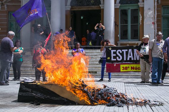 O Centro de Professores do Estado do Rio Grande do Sul (Cpers) e o Sindicato dos Municipários de Porto Alegre (Simpa) já somam mais de 90 dias de greve e nesta segunda-feira (06), os dois sindicatos fizeram o “enterro simbólico” dos governos de José Ivo Sartori (PMDB) e Nelson Marchezan Júnior (PSDB); o ato teve como foco os problemas na educação municipal e estadual e contra o ajuste fiscal proposto pelo governo estadual e foi acompanhado por representações de movimentos estudantis